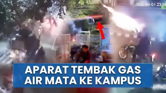 BRUTAL! Aparat Bawa Tank Serbu UNISBA - UNPAS: Gas Air Mata Dilepaskan, Mahasiswa Panik