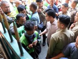 Wapres Gibran Bawa Satu Truk Isi Sembako, Dibagikan ke Driver Ojol di Stasiun Gondangdia