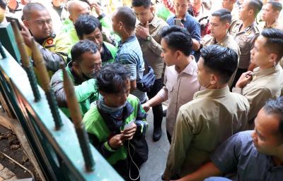 Wapres Gibran Bawa Satu Truk Isi Sembako, Dibagikan ke Driver Ojol di Stasiun Gondangdia