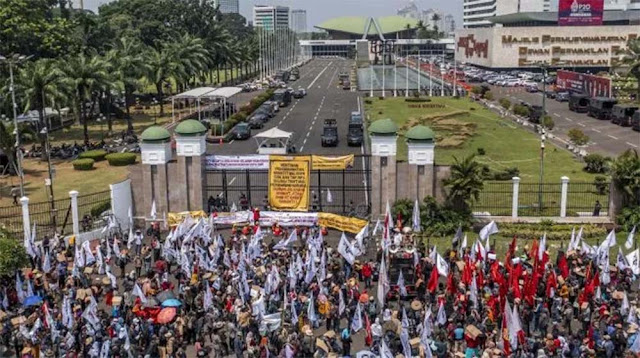 Demo 4 September di DPR: Abigail Limuria Pimpin Penyerahan Simbolis 17+8 Tuntutan Rakyat