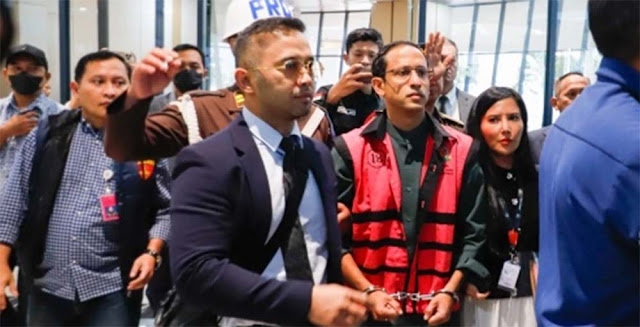 Kamis Apes Nadiem Makarim: Resmi Pakai Rompi Tahanan Pink Gegara Skandal Laptop Rp 1,9 Triliun!