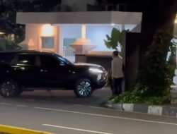 Mobil Seskab Teddy Parkir di Kantor Kemenko Polkam, Ada Apa?
