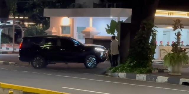 Mobil Seskab Teddy Parkir di Kantor Kemenko Polkam, Ada Apa?