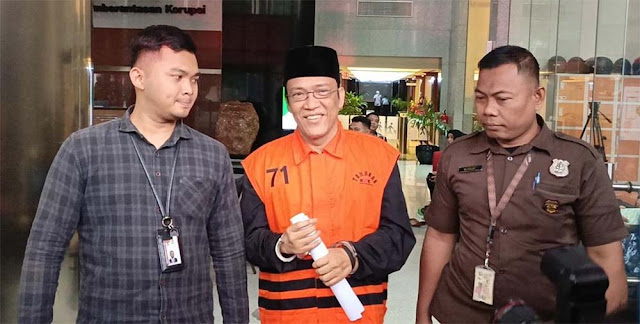 Eks Wamenaker Noel Pakai Peci usai Ditahan KPK: Lebih Enak, Biar Lebih Keren