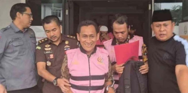 Tanpa Beban, Potret Pj Kades di Bekasi Tersenyum Saat Jadi Tersangka Korupsi Dana Desa Rp 2,6 Miliar