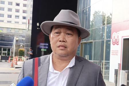 MAKI Serahkan Foto Istri Pejabat ke KPK: Berangkat Haji Furoda tapi Pakai Fasilitas Negara