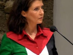 Cara Cerdik Legislator Belanda Usai Diprotes Saat Pakai Baju Bendera Palestina
