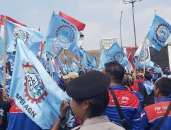 Massa Buruh Geruduk Gedung DPR RI