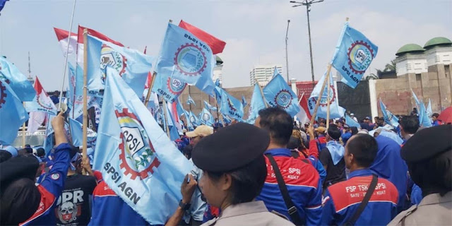 Massa Buruh Geruduk Gedung DPR RI