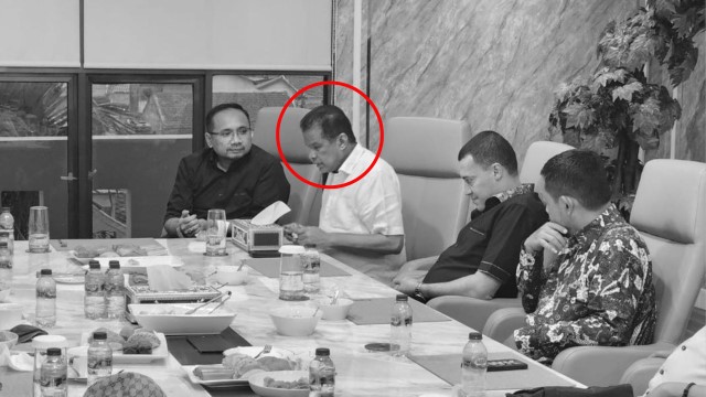 HEBOH Beredar Foto Pertemuan Eks Menag Yaqut, Fuad Maktour dan Pelaku Bisnis Haji Umrah: Bahas Kuota Khusus?
