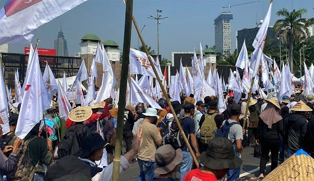 Massa Demo Hari Tani Nasional Tiba di DPR, Jalan Gatsu Arah Slipi Ditutup