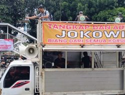 Spanduk Tangkap dan Adili Jokowi Terpasang di KPK