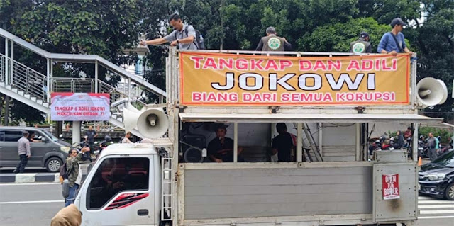 Spanduk Tangkap dan Adili Jokowi Terpasang di KPK
