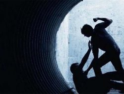 Ngaku Anggota BIN, Pria Ini Diamuk Massa hingga Mobilnya Hancur