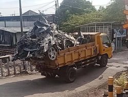 Penampakan Mobil Pengasuh Ponpes Al Khoziny usai Tertimpa Musala Roboh, Harganya Rp 1 M?