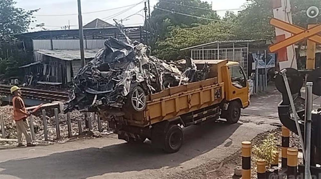 Penampakan Mobil Pengasuh Ponpes Al Khoziny usai Tertimpa Musala Roboh, Harganya Rp 1 M?