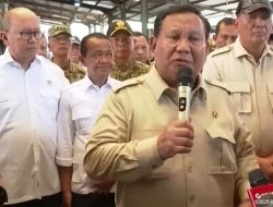 Bahlil Terciduk Colek Bos Danantara Rosan saat Prabowo Singgung Kerugian Rp 300 Triliun