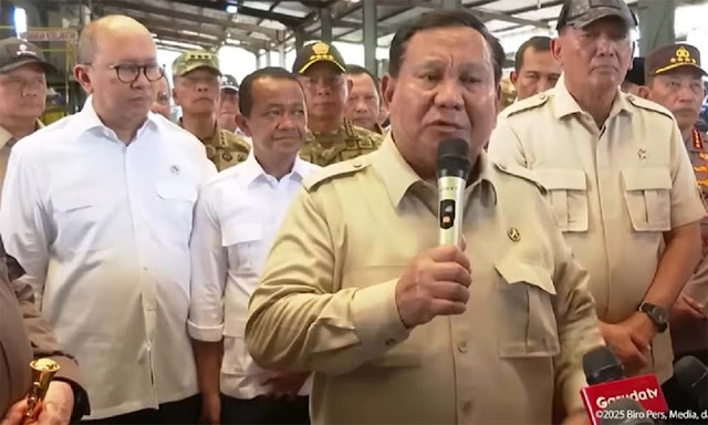 Bahlil Terciduk Colek Bos Danantara Rosan saat Prabowo Singgung Kerugian Rp 300 Triliun