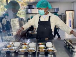 Rakyat Hanya Diberi Makan, Tapi Kenapa Dilarang Ikut Menanam?

Penjelasan: 
- SEO: Memasukkan kata kunci utama rakyat, diberi makan, dan ikut menanam yang diperkirakan dicari pembaca.
- Rasa Penasaran: Struktur pertanyaan langsung memicu keingintahuan pembaca untuk mencari jawabannya di dalam artikel.
- Emosi: Kata dilarang menambahkan dimensi konflik dan ketidakadilan yang lebih kuat daripada tak dilibatkan, sehingga lebih menggugah.