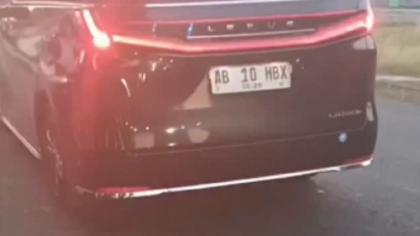 Sri Sultan HB X Antre di Lampu Merah, Malah Disalip Rombongan yang Bikin Melongo!