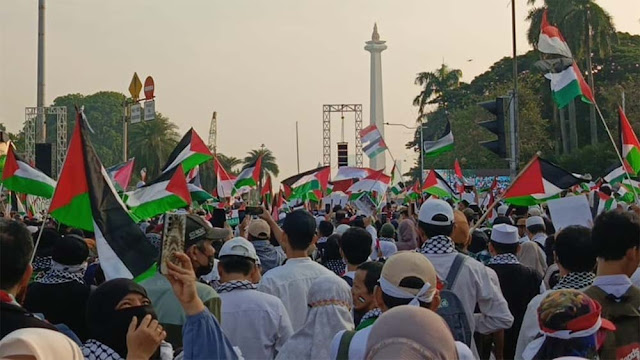 Geger! Ratusan Bendera Palestina Berkibar di Patung Kuda, Sorak-Sorai Kutuk Israel