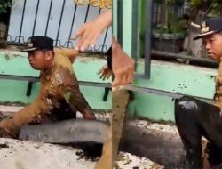 Viral! Lurah di Medan Didorong Massa hingga Jatuh ke Parit, Ini Kronologinya