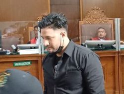 Ammar Zoni Dirantai & Ditutup Matanya, Ini Momen Penuh Drama Perjalanan ke Nusakambangan