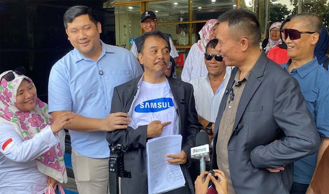 Roy Suryo Pamer Kaus Samsul, Gibran Terancam Dicabut Ijazahnya?