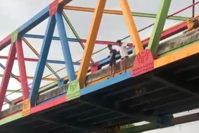 Ngeri! Aksi Lompat dari Jembatan Sungai Gung demi Konten, Nyawa Dua Bocah Melayang