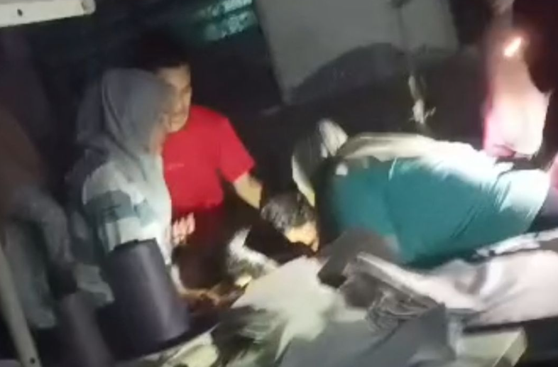 Hujan Deras dan Puting Beliung, Pabrik Konveksi Bogor Diserang Kesurupan Massal!