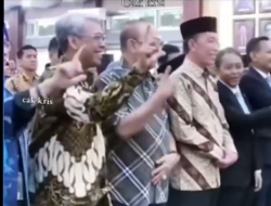 Jokowi Gagal Salam di UGM, Netizen: Ada Apa dengan Presiden?