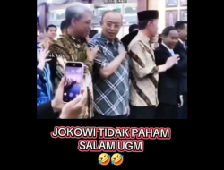 Jokowi Gagal Salam Khas UGM, Netizen Buktikan Gelarnya Asli atau Palsu?