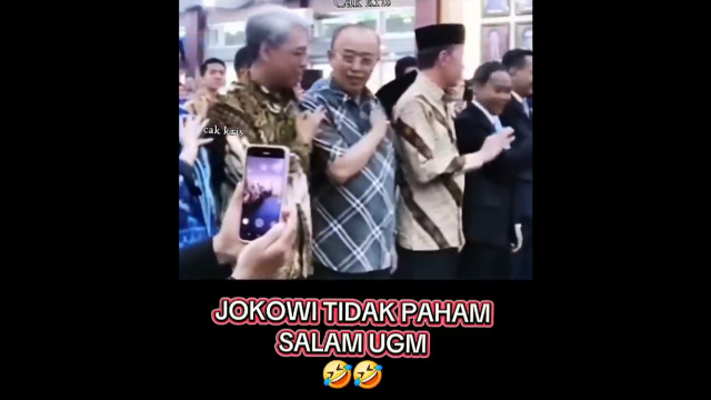 Jokowi Gagal Salam Khas UGM, Netizen Buktikan Gelarnya Asli atau Palsu?