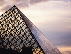 8 Perhiasan Louvre Raib! Begini Kronologi Maling Bobol Museum Terkenal di Dunia