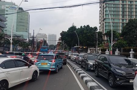 1 Tahun Prabowo-Gibran: Demo Mahasiswa Lumpuhkan Jalan Jakpus, Ini Yang Mereka Tuntut!