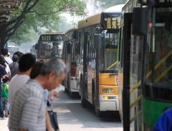 Antrean Bikin Pusing? Ini 5 Cara Mengubahnya Jadi Me Time yang Berfaedah