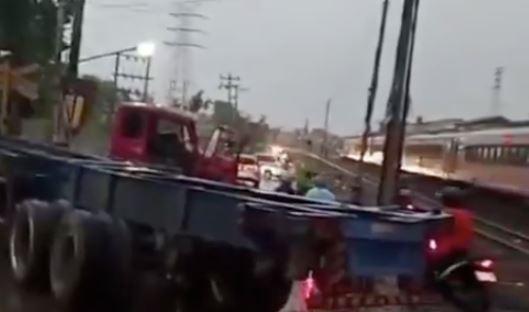 Truk Trahir di Semarang Ditabrak KA Harina, KAI: Kami Minta Maaf