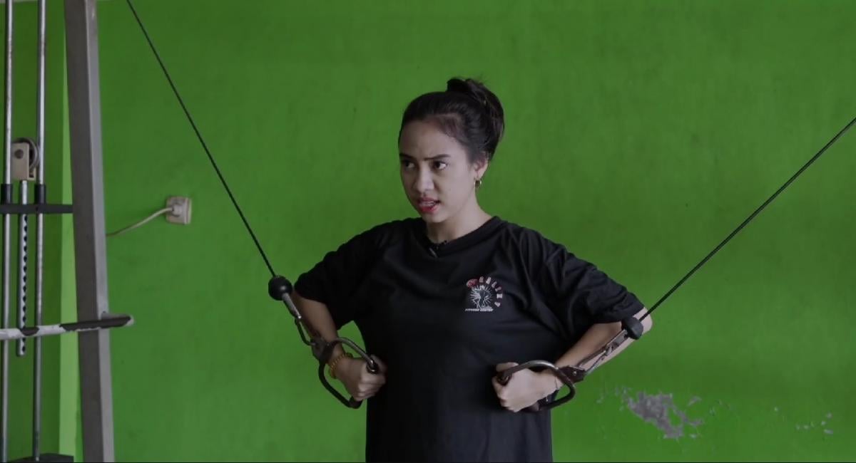 Azia Riza Bikin Ngakak di Gym, Coba Jadi Personal Trainer Pakai Ilmu Catur!