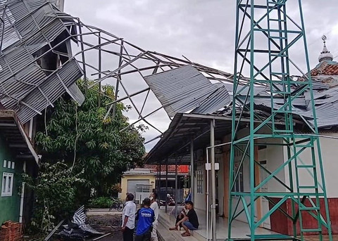Puting Beliung Terjang Cirebon & Bogor, 40 Rumah Porak-Poranda!