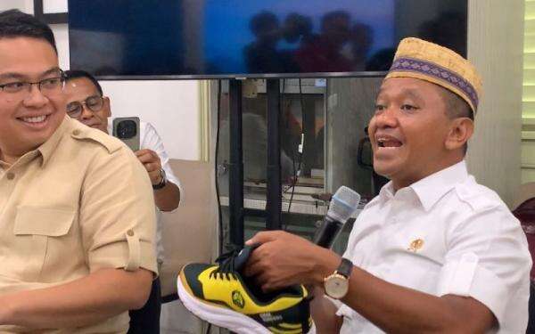 Menteri Bahlil Bongkar Rahasia Sepatu Rp250 Ribu, Ternyata Ini Makna Warna Kuningnya!