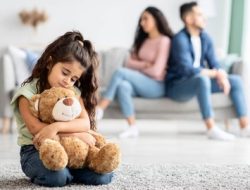 5 Dampak Perceraian pada Anak yang Wajib Diwaspadai (Plus Cara Mengatasinya)