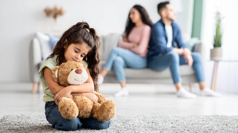 5 Dampak Perceraian pada Anak yang Wajib Diwaspadai (Plus Cara Mengatasinya)