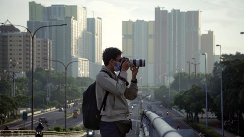 Mereka Hidup dari Foto Acak di CFD, Tapi Rezekinya Bikin Kagum