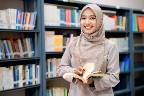Mbak Jawa di Makassar: Kisah Guru Matematika 24 Tahun Taklukkan Kelas dengan Games & Strategi Ini