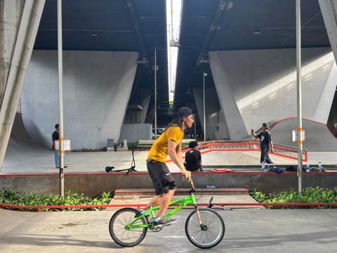 Dari Kawasan Kumuh Jadi Magnet Urban: Kisah Transformasi Mencengangkan Kolong Tol Slipi!