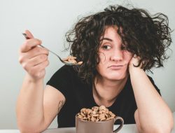 Emotional Eating di Kampus: 5 Cara Ampuh Hentikan Kebiasaan Makan Saat Stres!