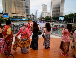 Tosari Fashion Week 2025: Kain Tradisional Ramaikan Halte Transjakarta, Seperti Apa Jadinya?