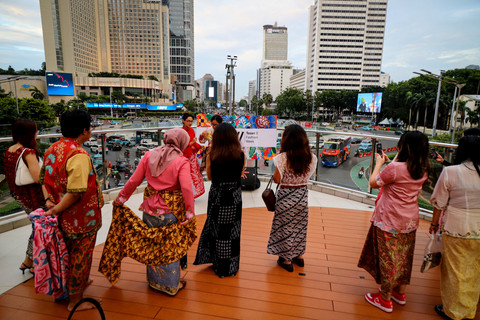 Tosari Fashion Week 2025: Kain Tradisional Ramaikan Halte Transjakarta, Seperti Apa Jadinya?