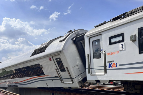 KA Purwojaya Anjlok di Bekasi, Gangguan Besar Terjadi di Lintas Bandung!