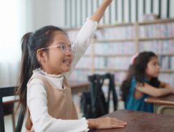 Waspada! Kebiasaan Anak Mengintip Kacamata Ternyata Bisa Picu Masalah Ini, Kata Dokter Mata